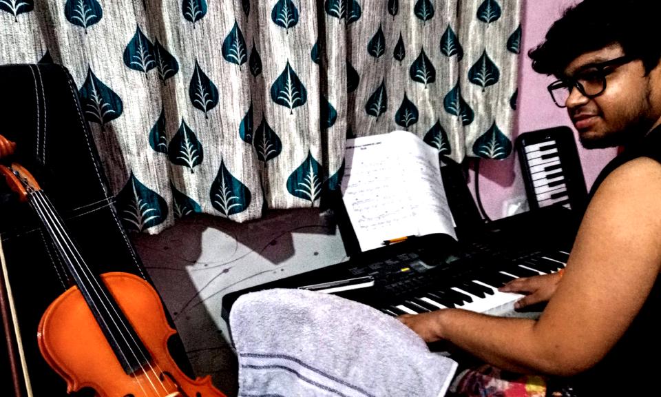 Weirdo pretending to Play the Keyboard.